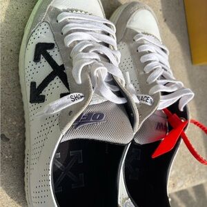 Off-White White and Grey Low-Top Arrow Sneakers with Red Zip Tie